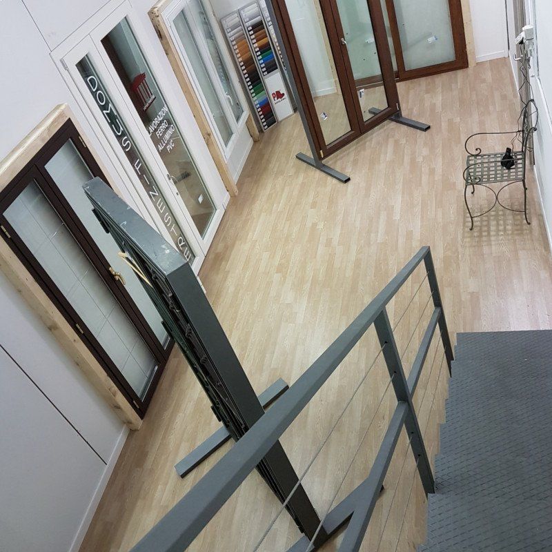 Negozio di serramenti con modelli