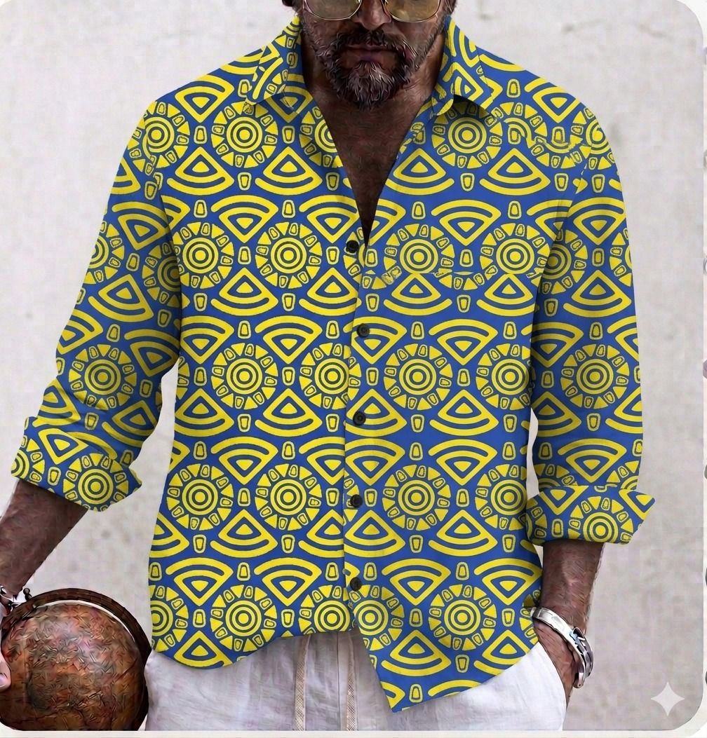 Una persona que lleva una camisa de manga larga abotonada con un estampado geométrico circular y triangular azul y amarillo.