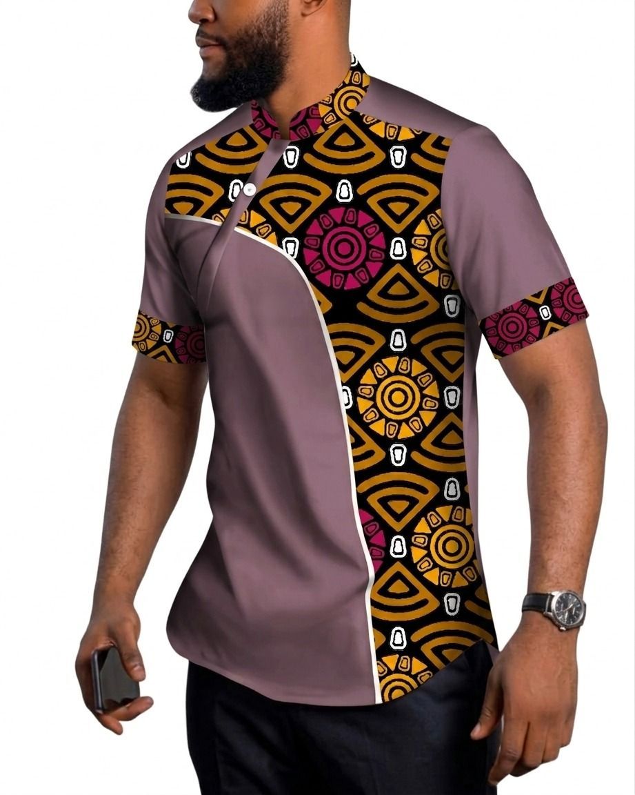 Una modelo luce una camisa malva de manga corta con un panel decorativo asimétrico que presenta un estampado dorado y negro.