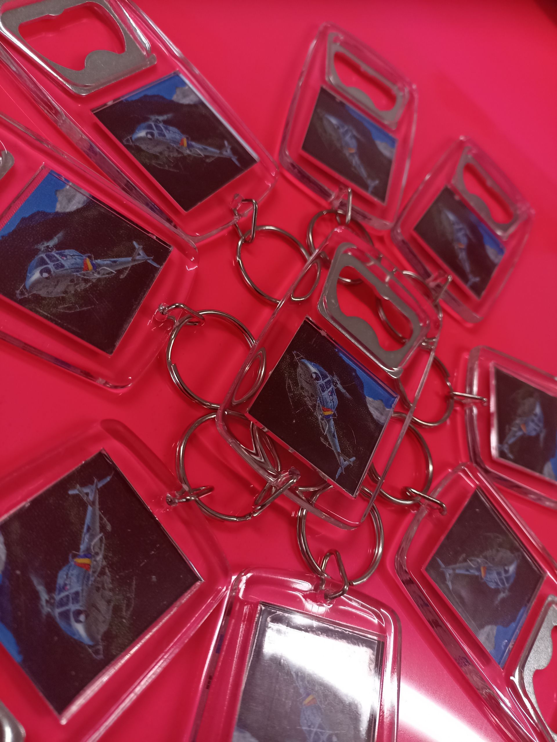 Un mazzo di portachiavi con l'immagine di una balena sopra