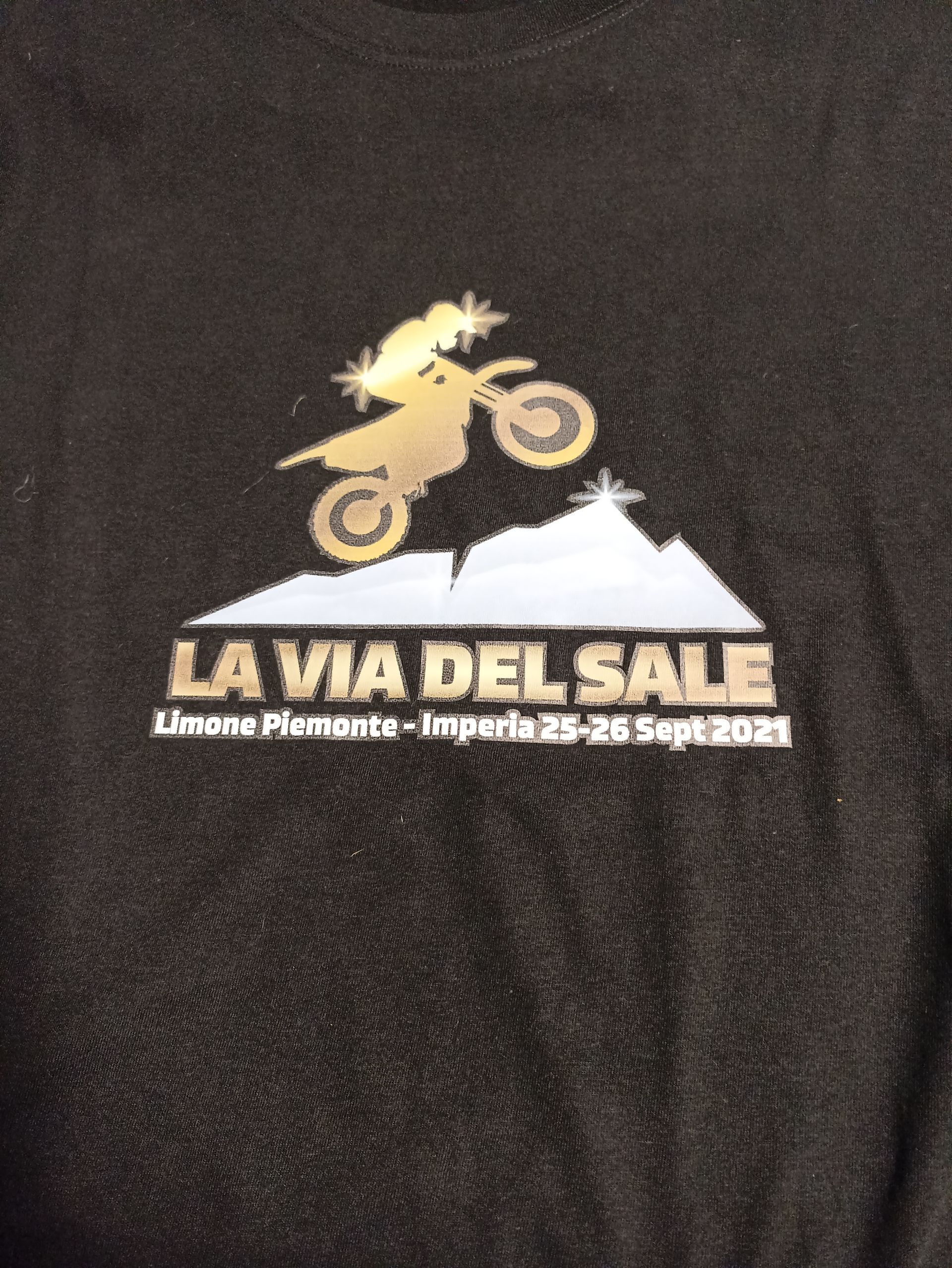 Una maglietta nera con la scritta la via del sale