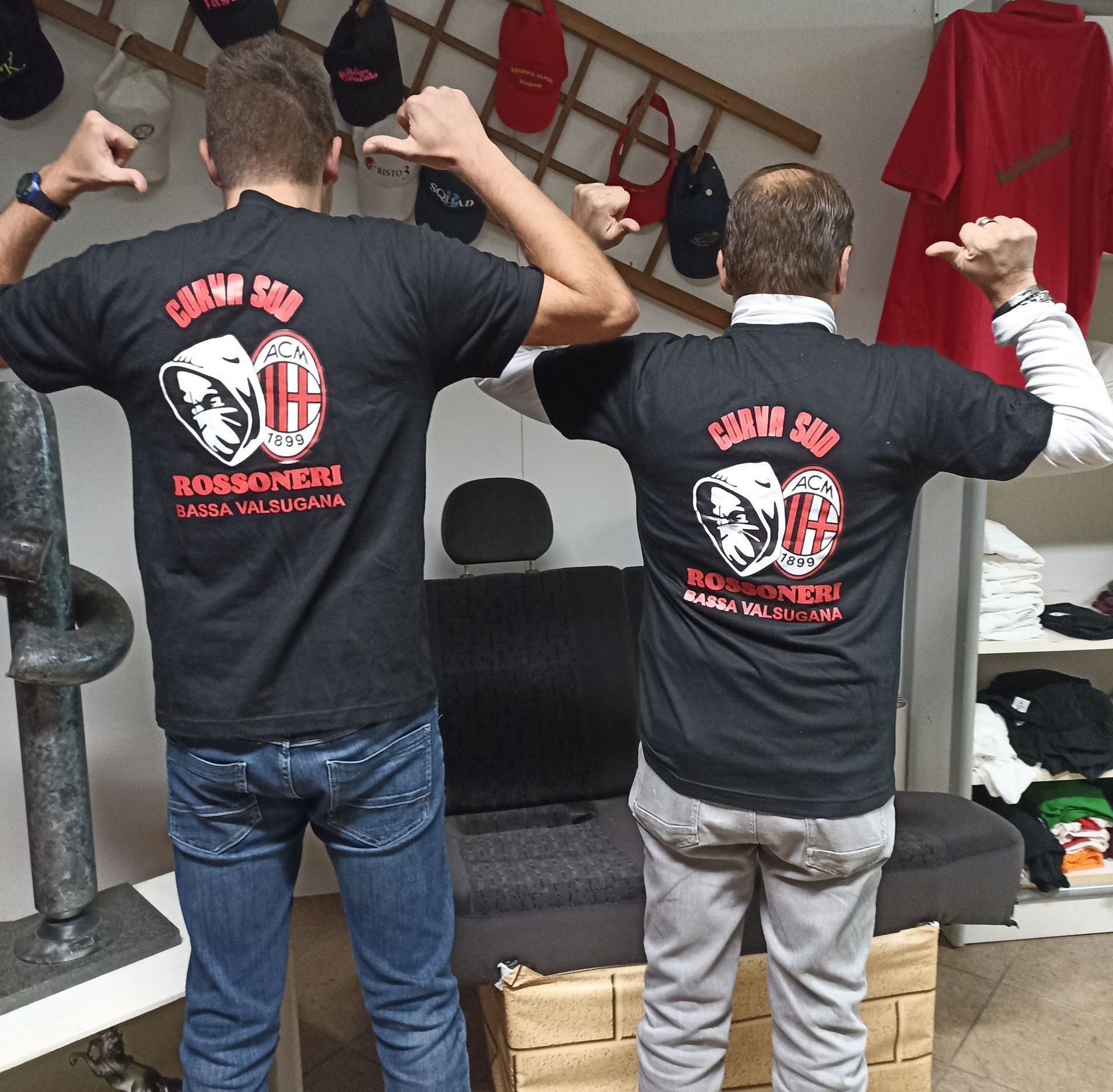 Due uomini che indossano camicie nere con la scritta bossoneri sul retro