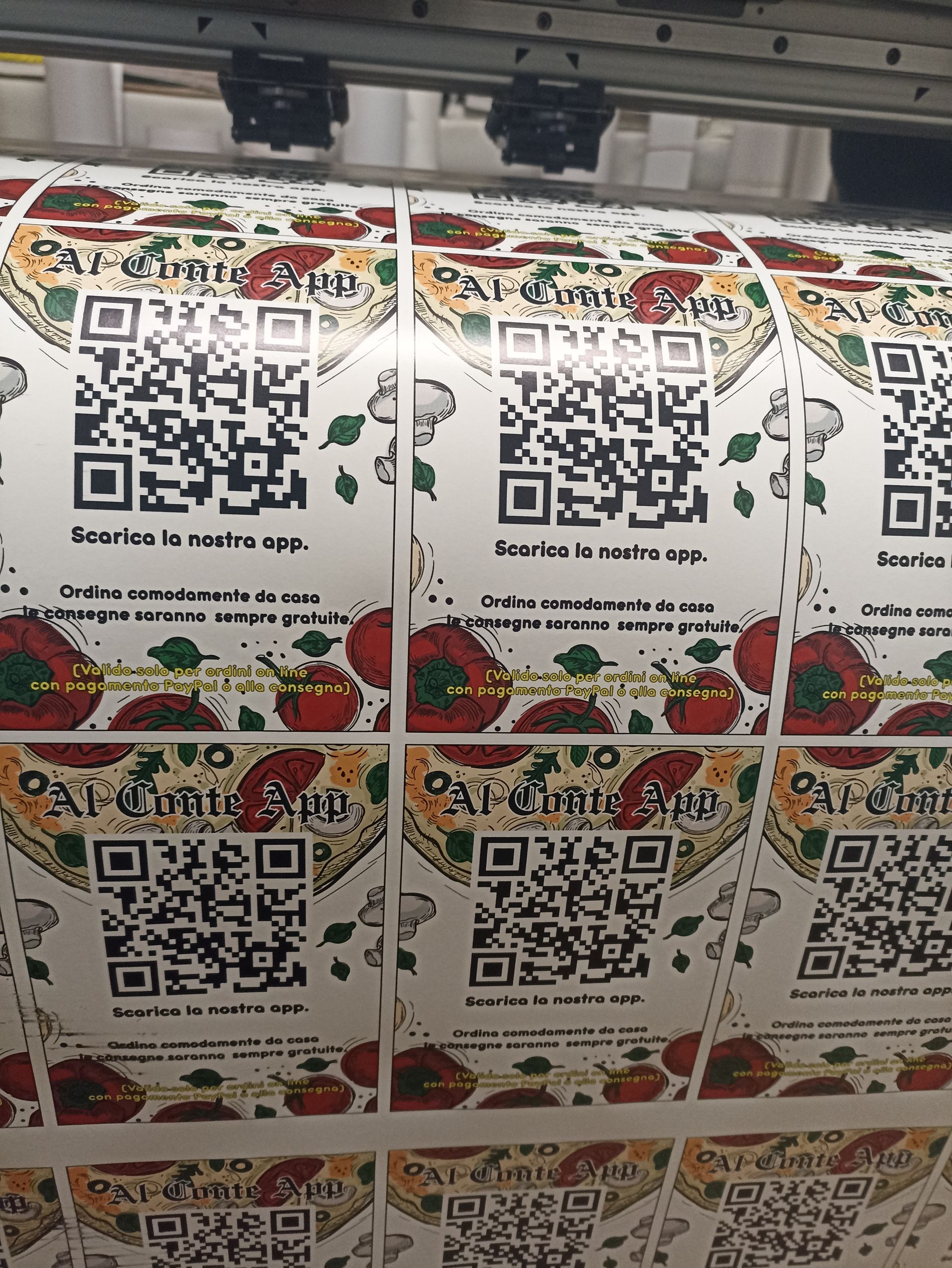 Un gruppo di adesivi con codici QR vengono stampati su una macchina.
