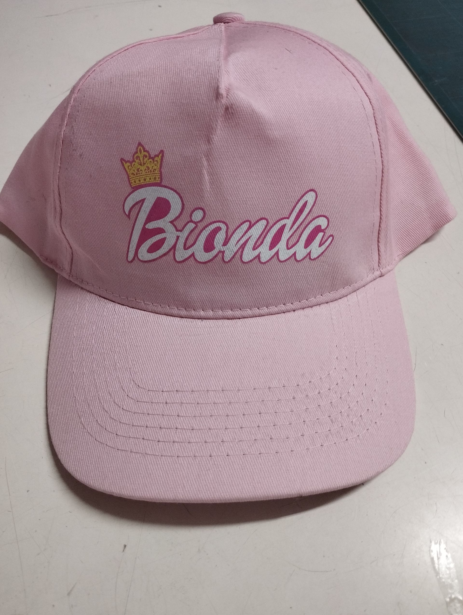 Un berretto da baseball rosa con il nome bionda ricamato sopra