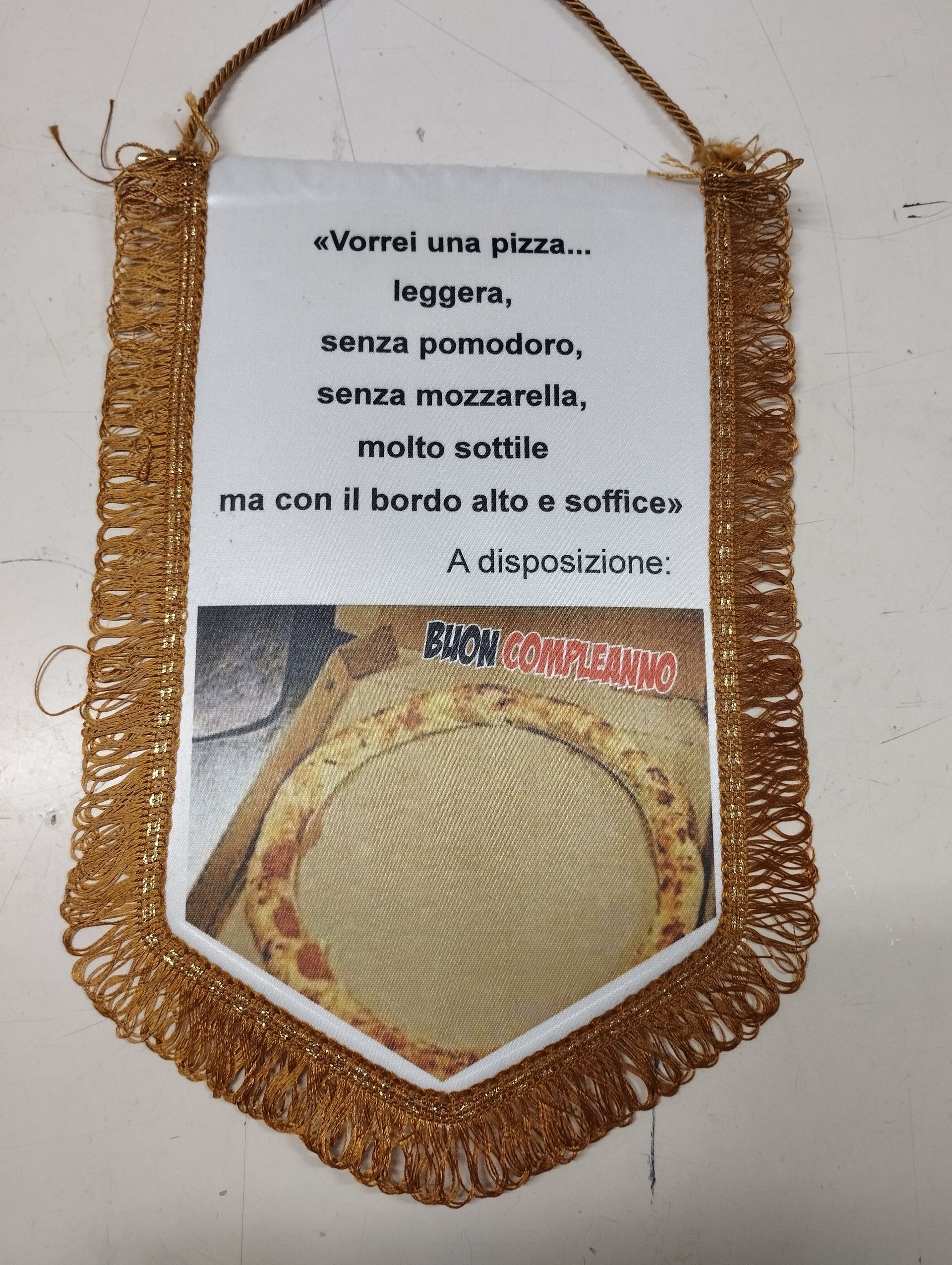 Uno striscione con l'immagine di una pizza