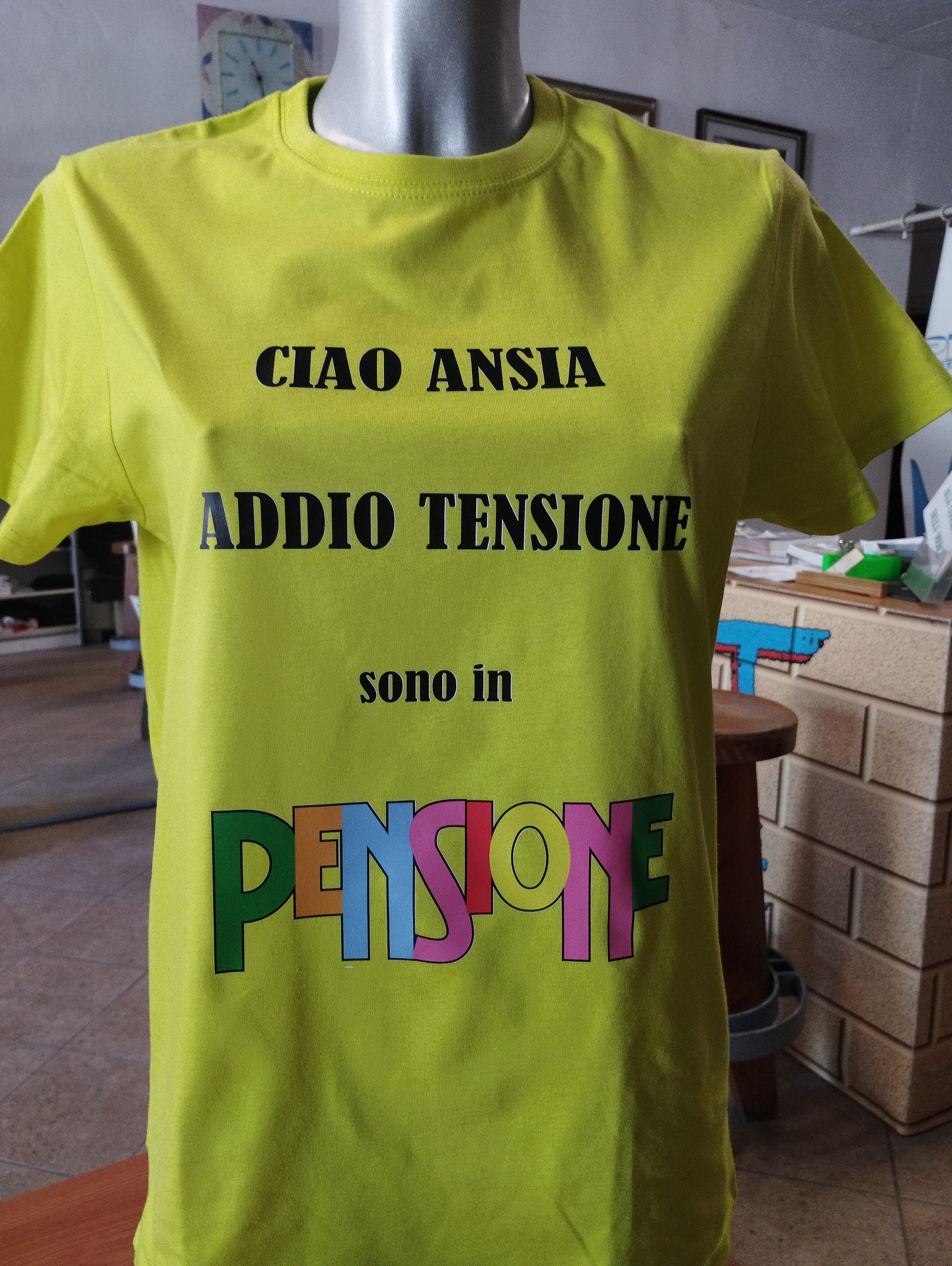 A yellow shirt that says ciao ansia addio tensione sono in pensione