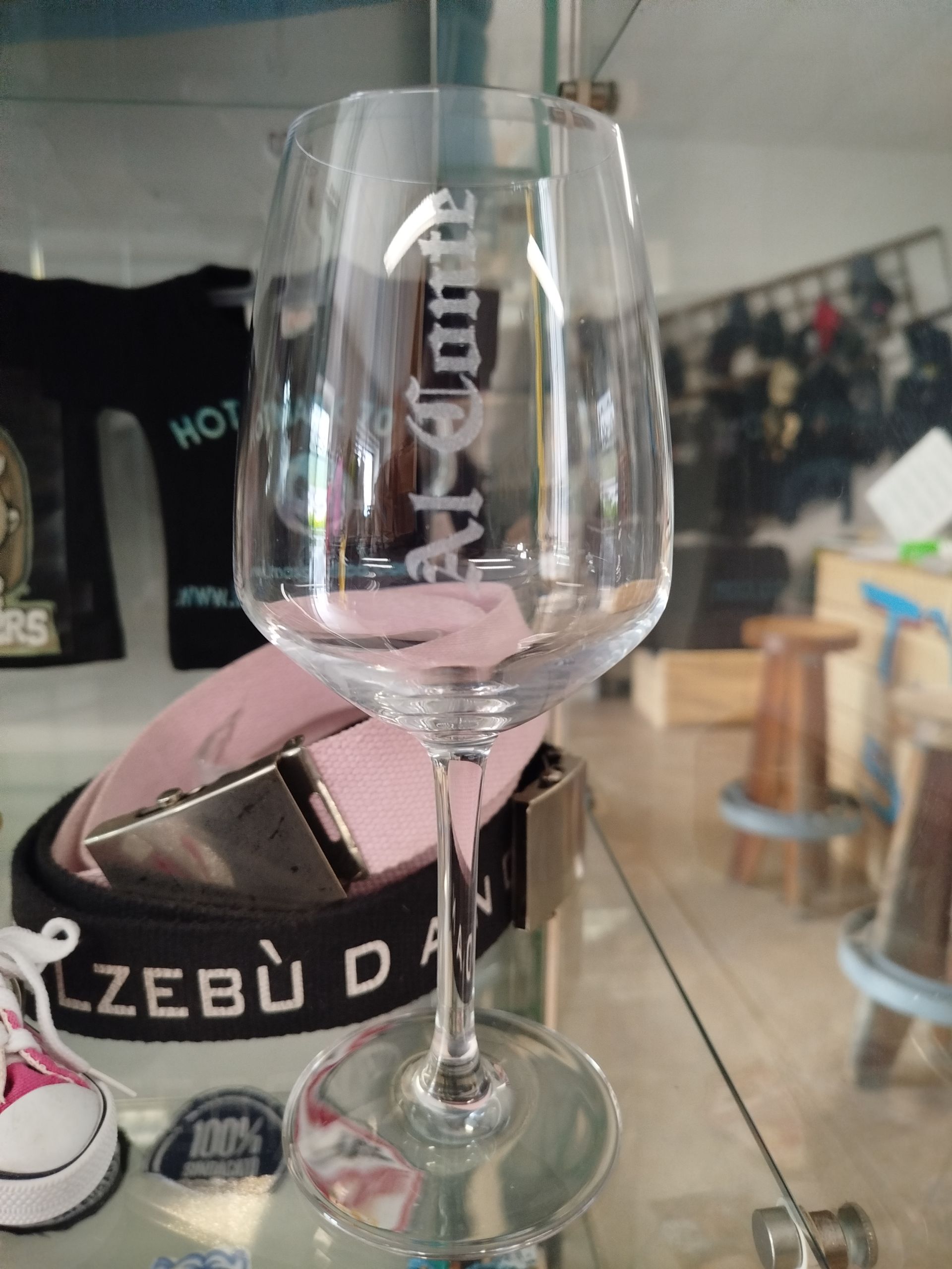 Un bicchiere da vino con la parola zebù sopra