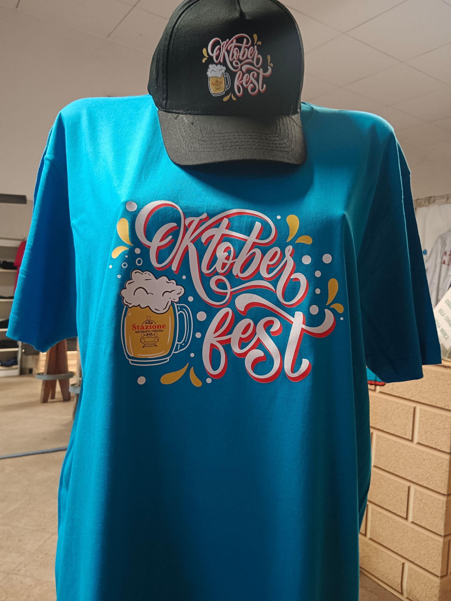 Una maglietta blu con la scritta Oktoberfest