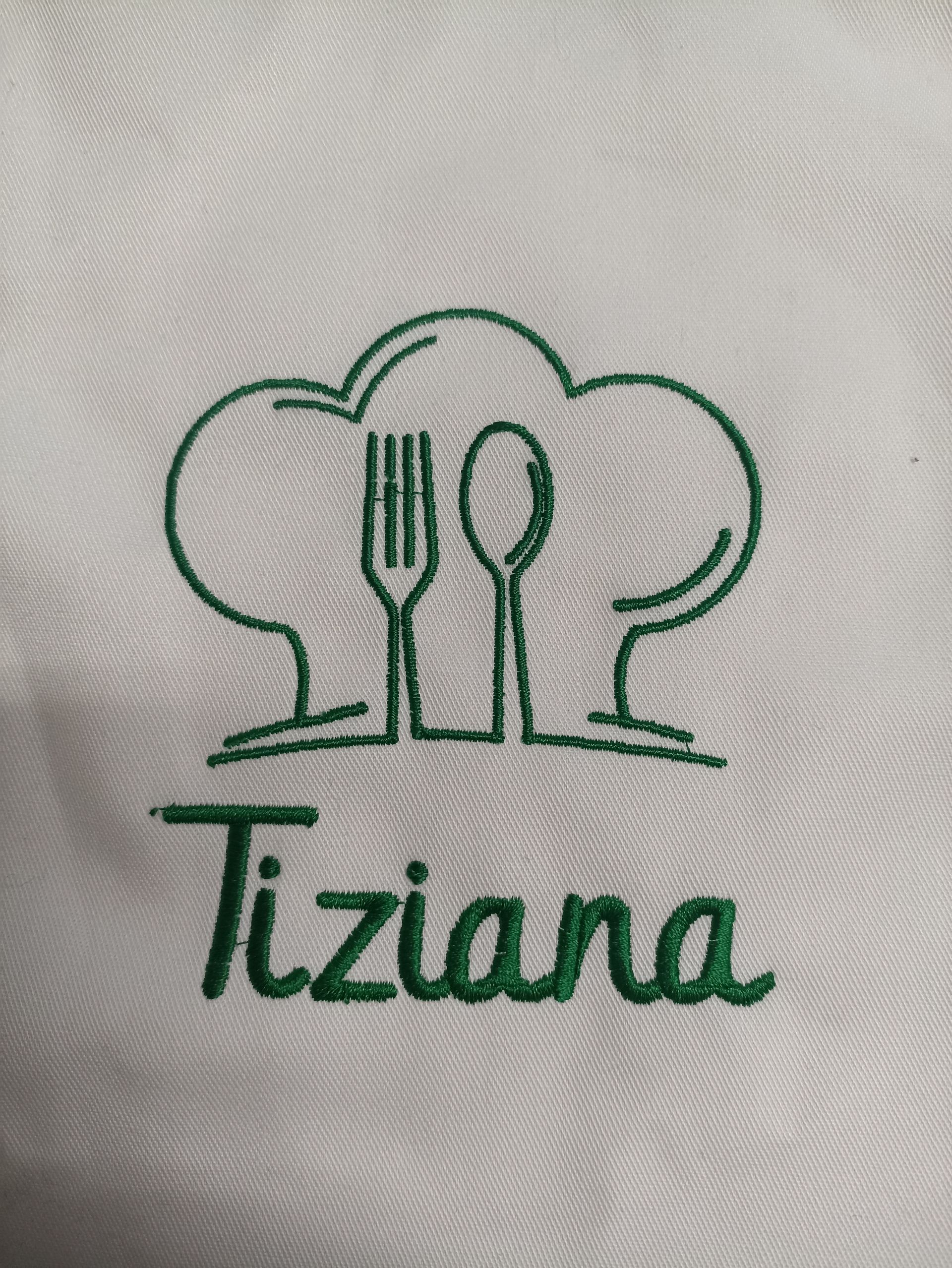 Un cappello da cuoco con forchetta e cucchiaio e il nome Tiziana ricamato sopra
