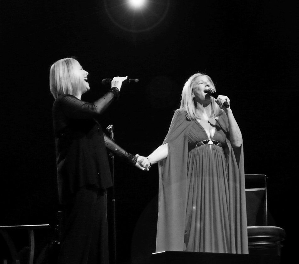 Roslyn Kind and Barbra Streisand sing together in Chicago. Photo by: Walter McBride