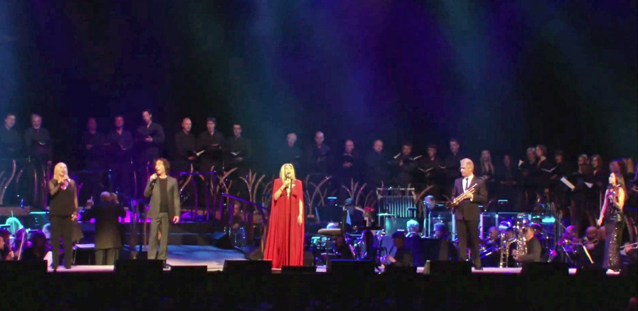 All of the guests on stage: the London Oriana Choir, Roslyn Kind, Jason Gould, Barbra, Chris Botti, violinist Lucia Micarelli)