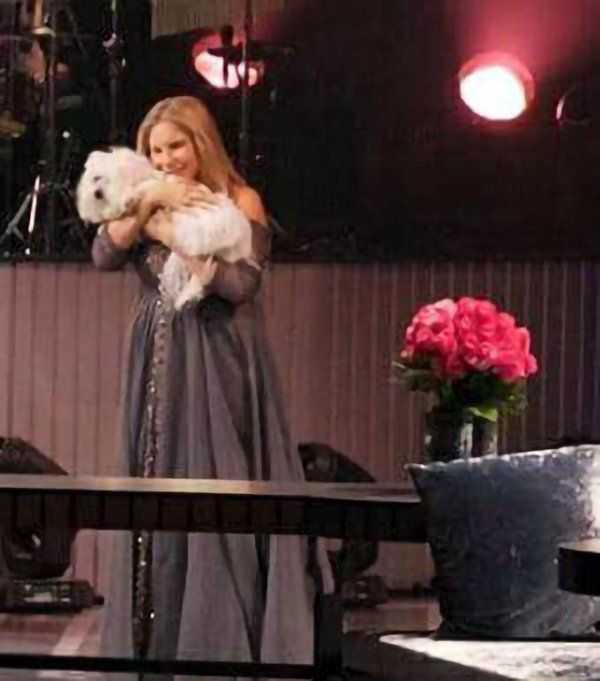 Streisand on stage in Houston holding her dog, Sammie.