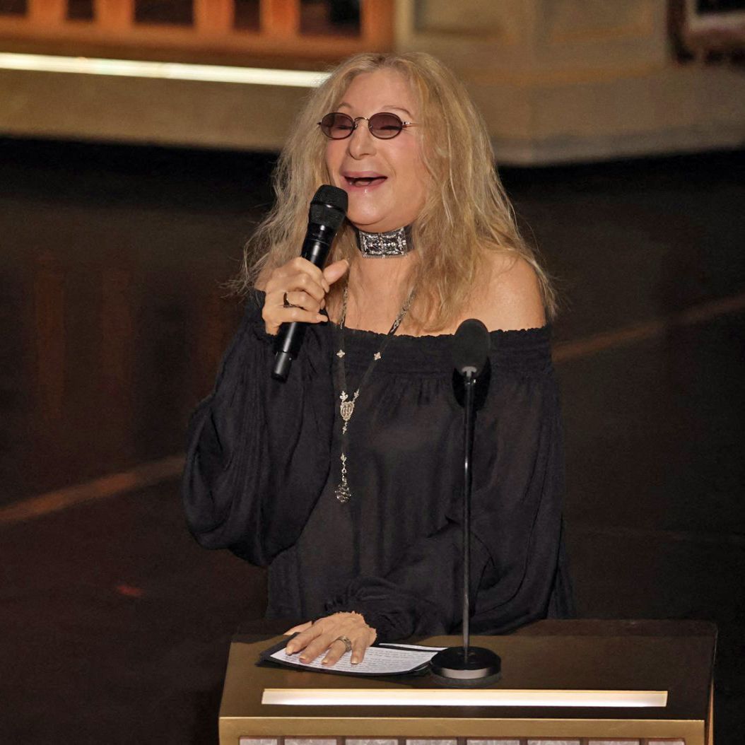 Streisand singing into microphone at Oscars.