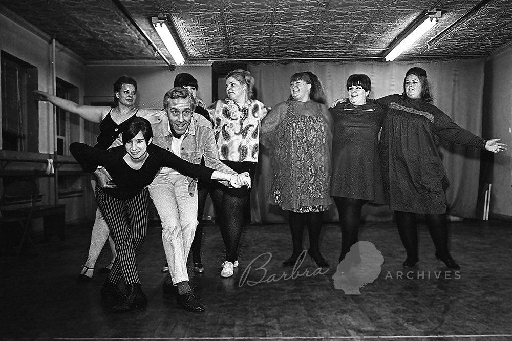 Robards, Streisand, and plus-size dancers rehearse a vaudeville number from Belle TV Special