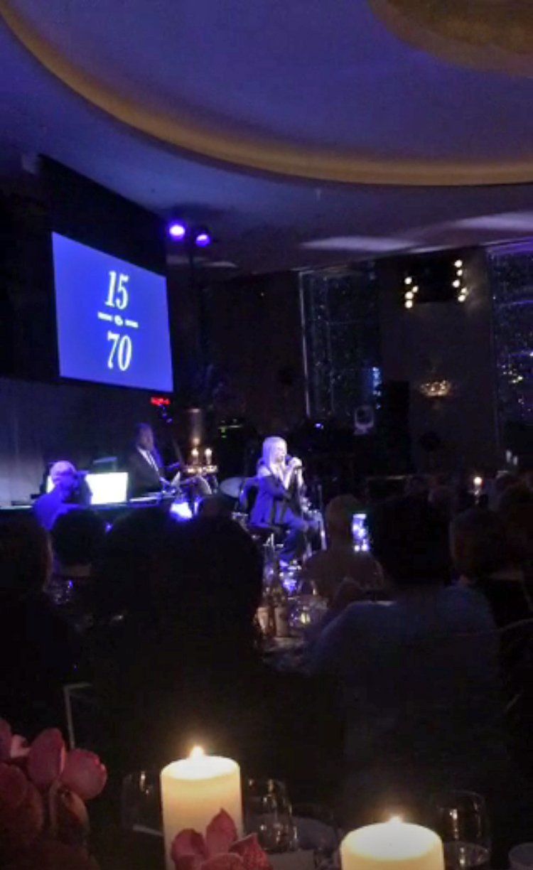 Barbra Streisand on stool, sings for Bill Clinton.