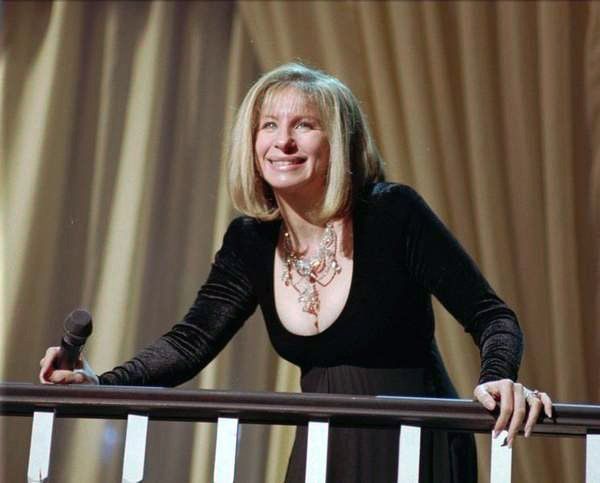 Streisand smiles at the Detroit audience.