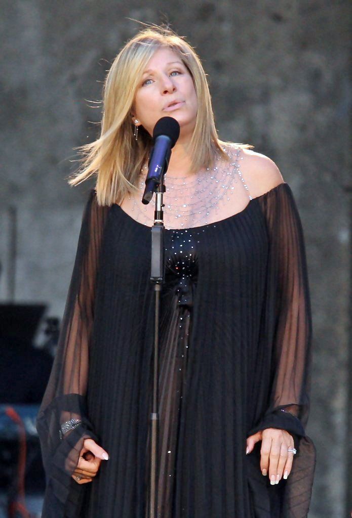 Streisand sings for the first time in Berlin, Germany, 2007.  Photo by: Sean Gallup
