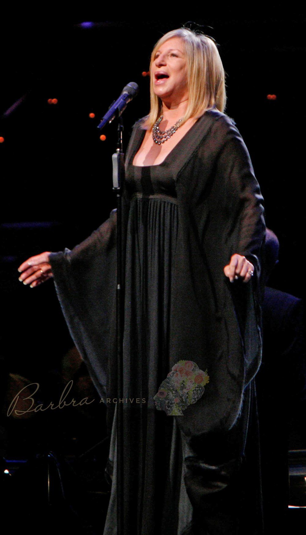 Streisand sings in Paris at the Bercy, 2007.  Photo by: David Silpa