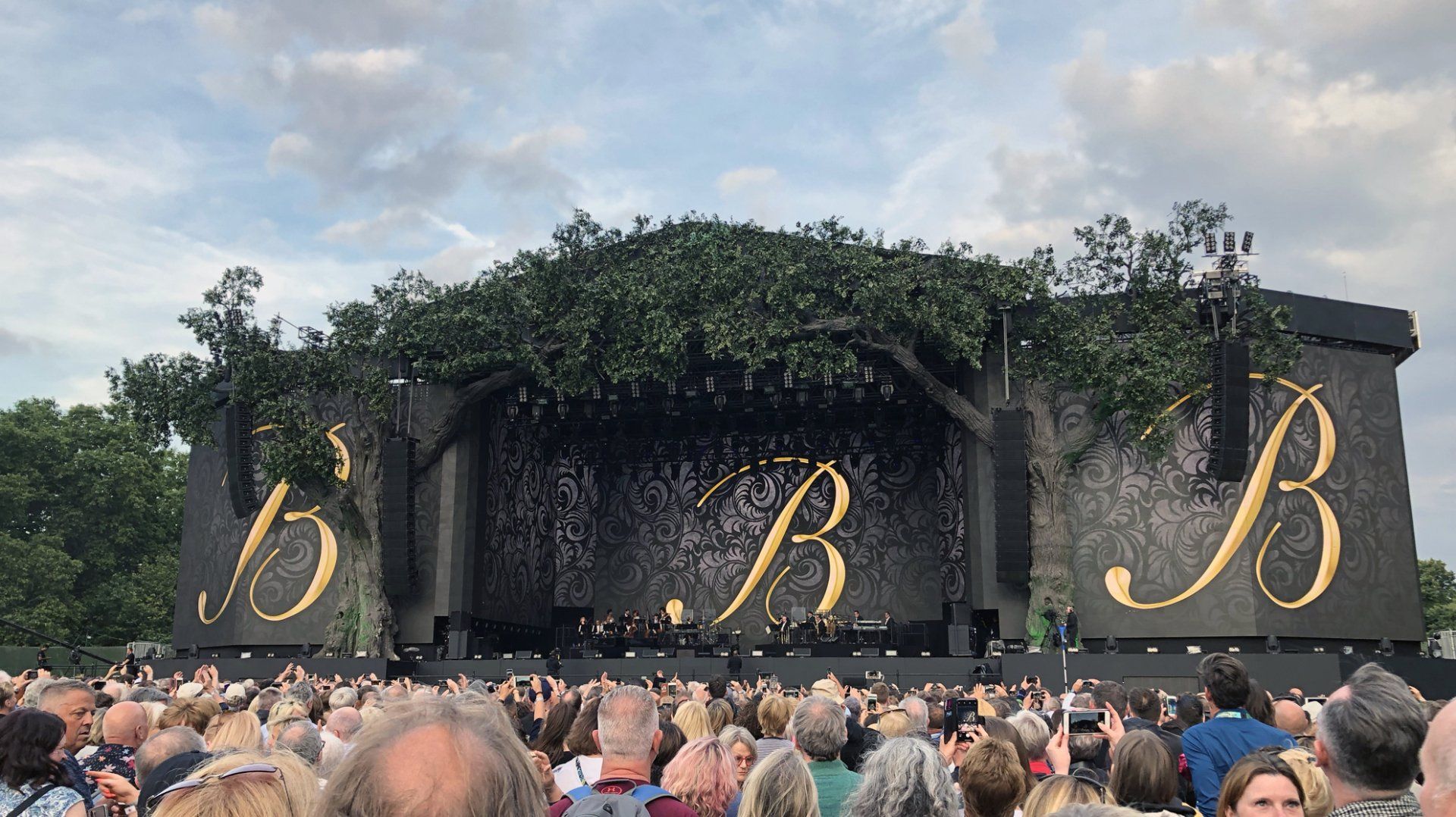 Wide view of the Great Oak Stage in Hyde Park with Streisand's 