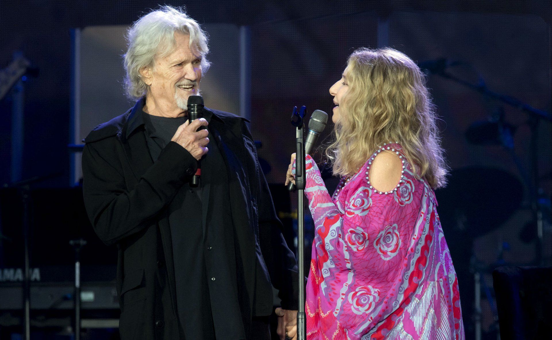 Kris Kristofferson and Barbra Streisand sing together at Hyde Park.  Photo by Dave J Hogan