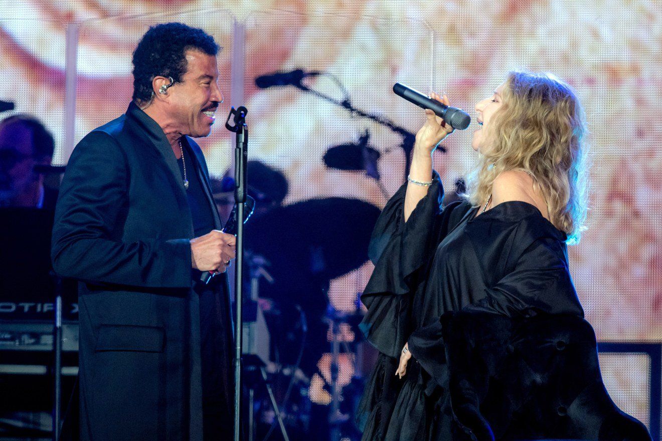 Lionel Richie sings with Barbra Streisand in London.