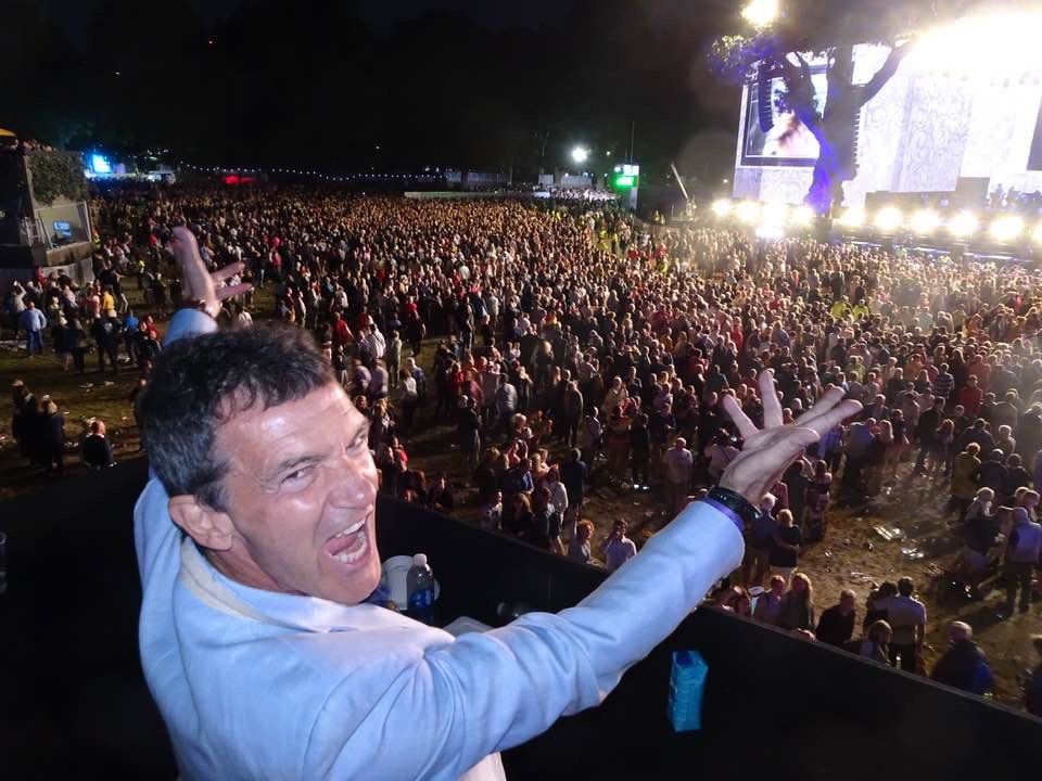 Antonio Banderas stands up for Streisand in Hyde Park.