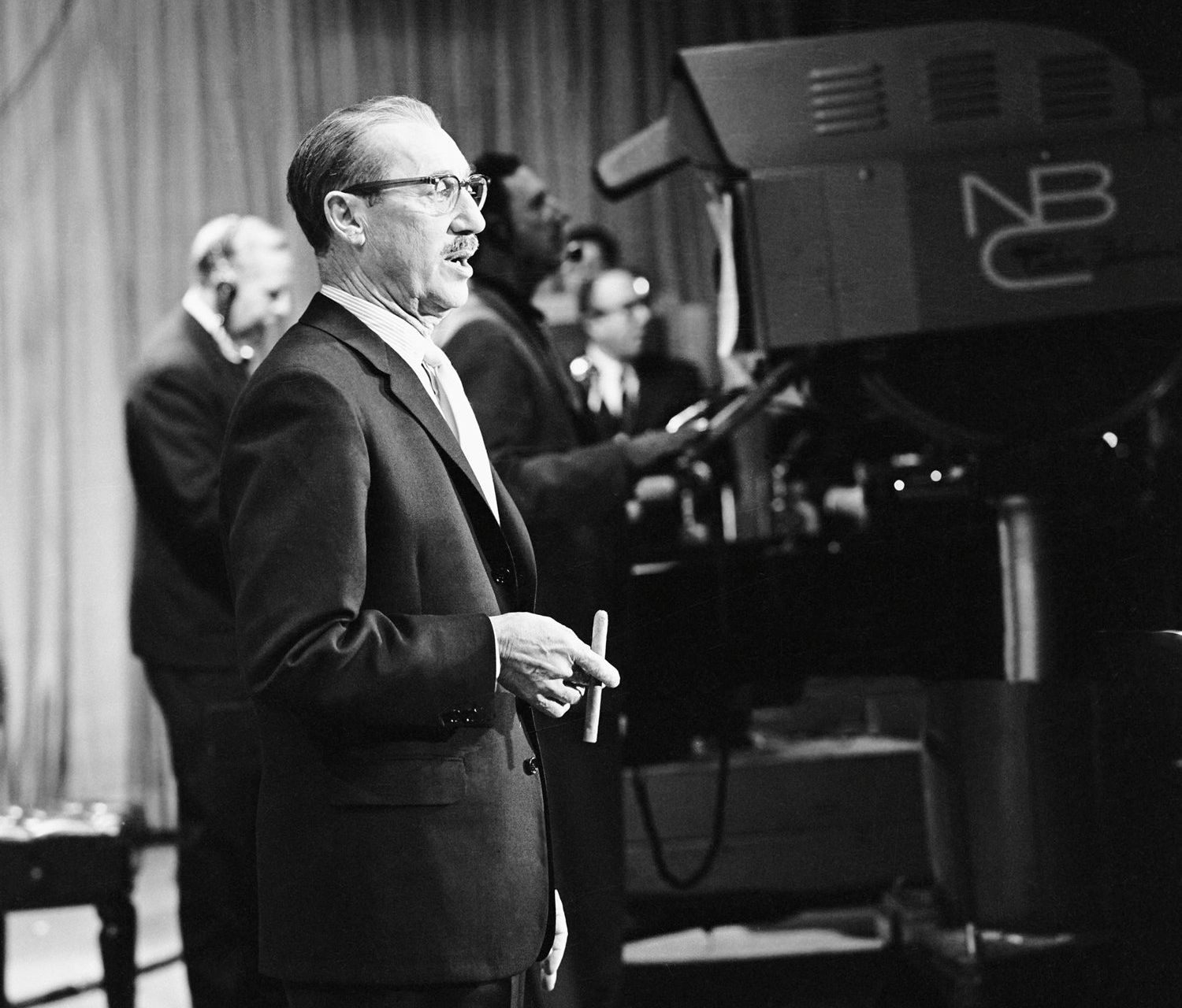 Groucho Marx hosts the Tonight Show in 1962.