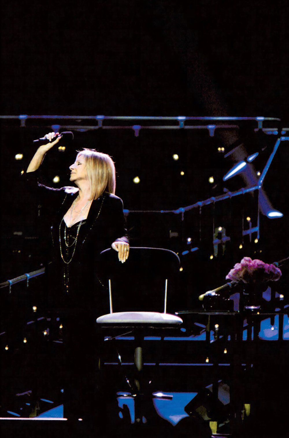 Streisand singing in Chicago, 2006.