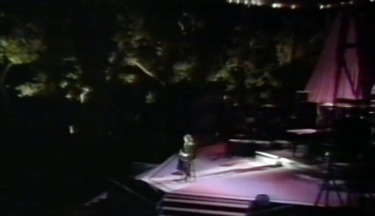 Streisand on stage for Bill Clinton fundraiser.