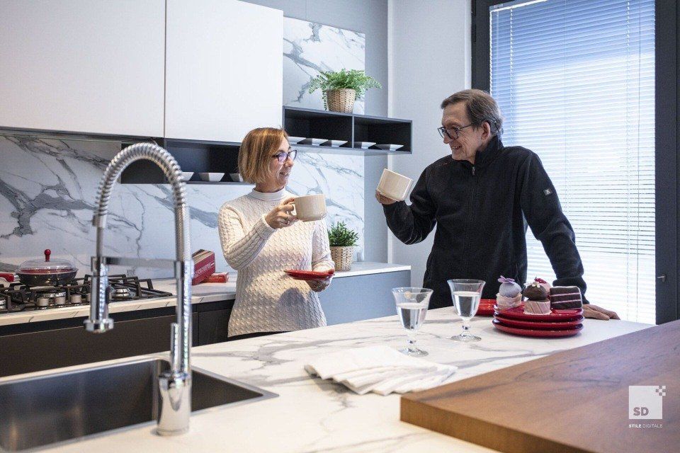 due persone che osservano l'arredamento per interni