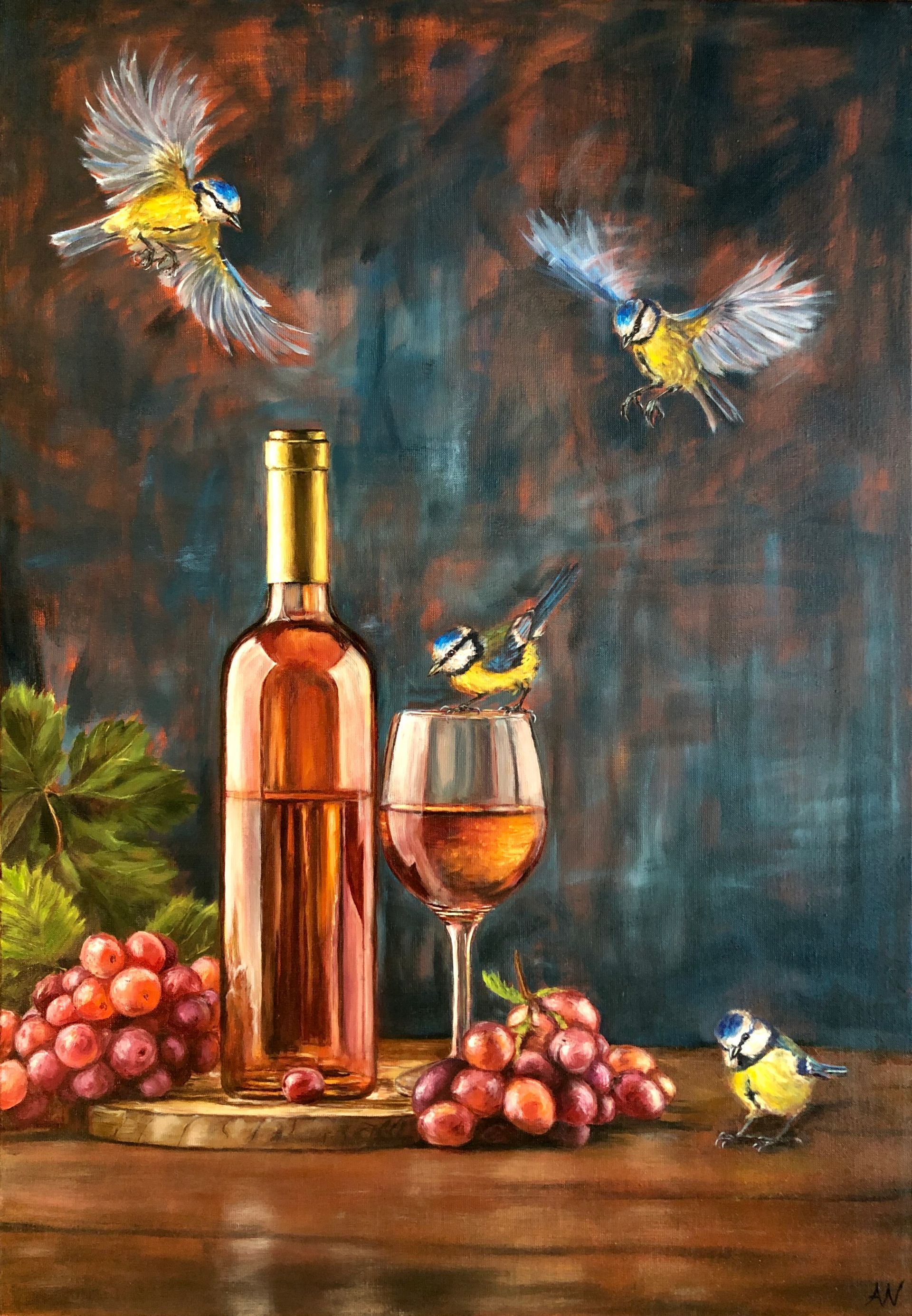 Een fles rosé en een glas op een tafel met druiven en pimpelmezen.