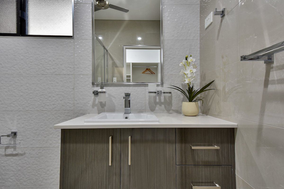 A bathroom with a sink and a mirror.