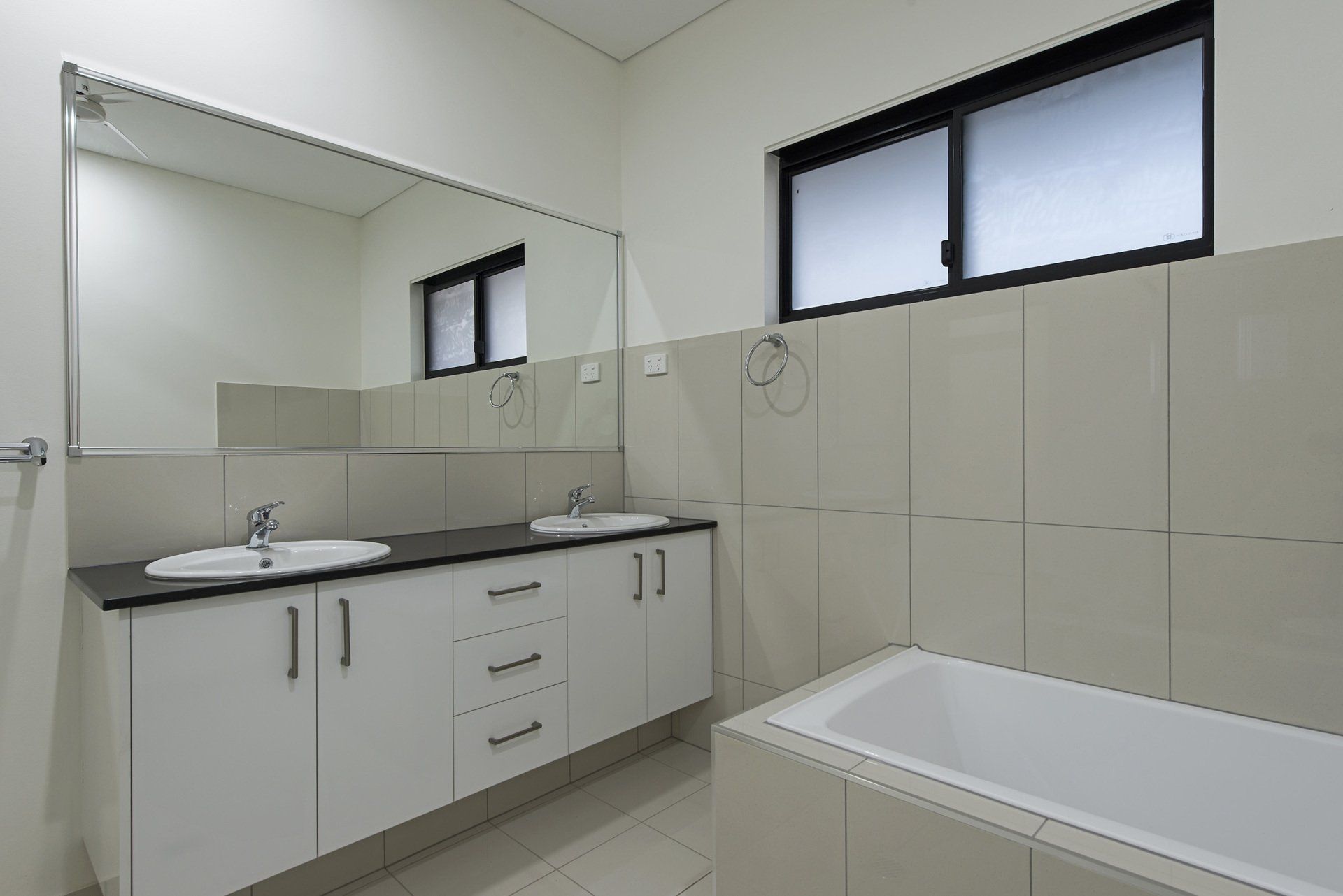 A bathroom with two sinks and a bathtub