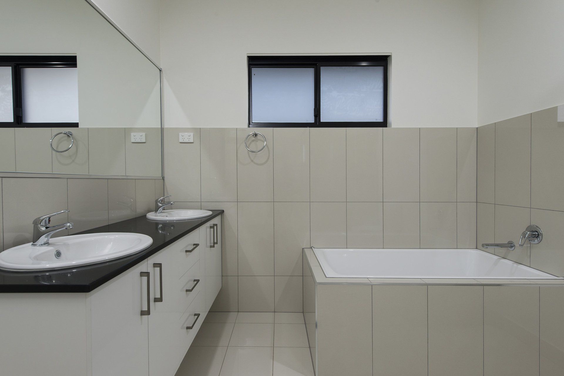 A bathroom with two sinks and a bathtub