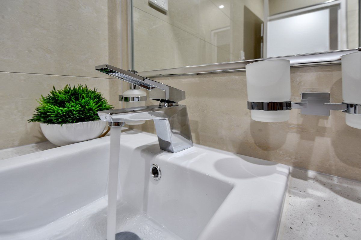 A bathroom with a sink and a mirror.