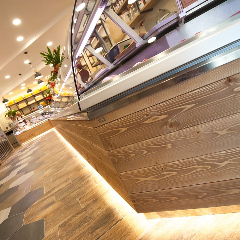 macelleria con parquet e parete in legno