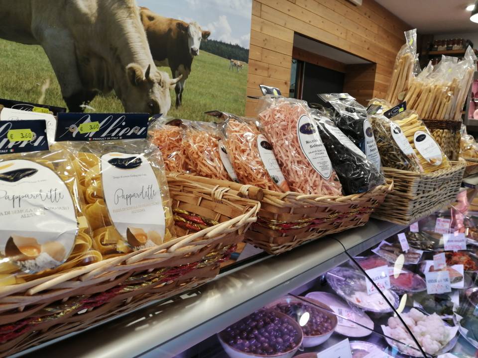 vetrina di una gastronomia e cesti di specialità gastronomiche