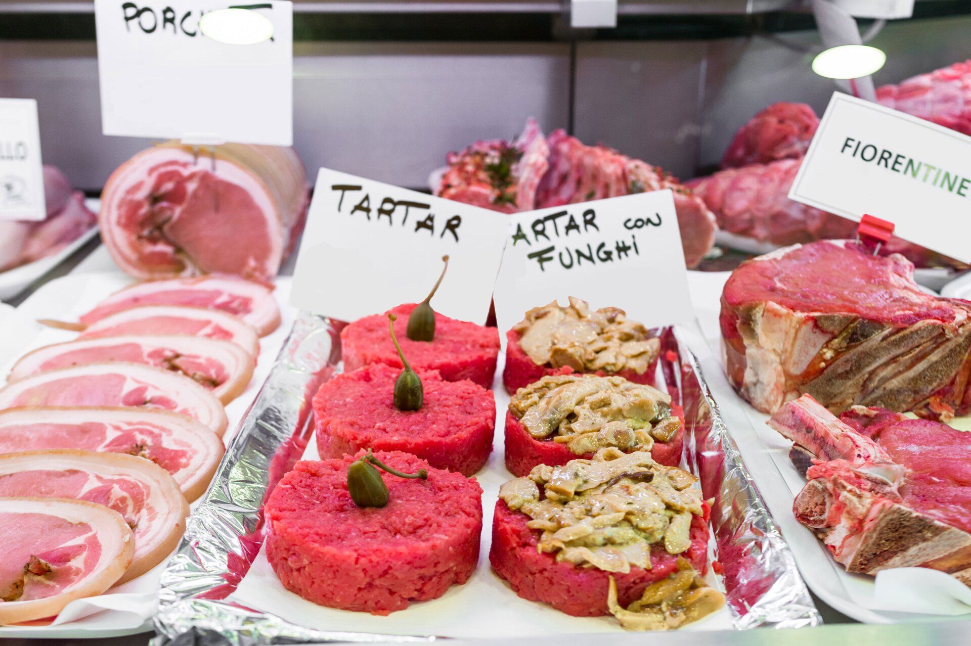 macelleria con parquet e arredi moderni