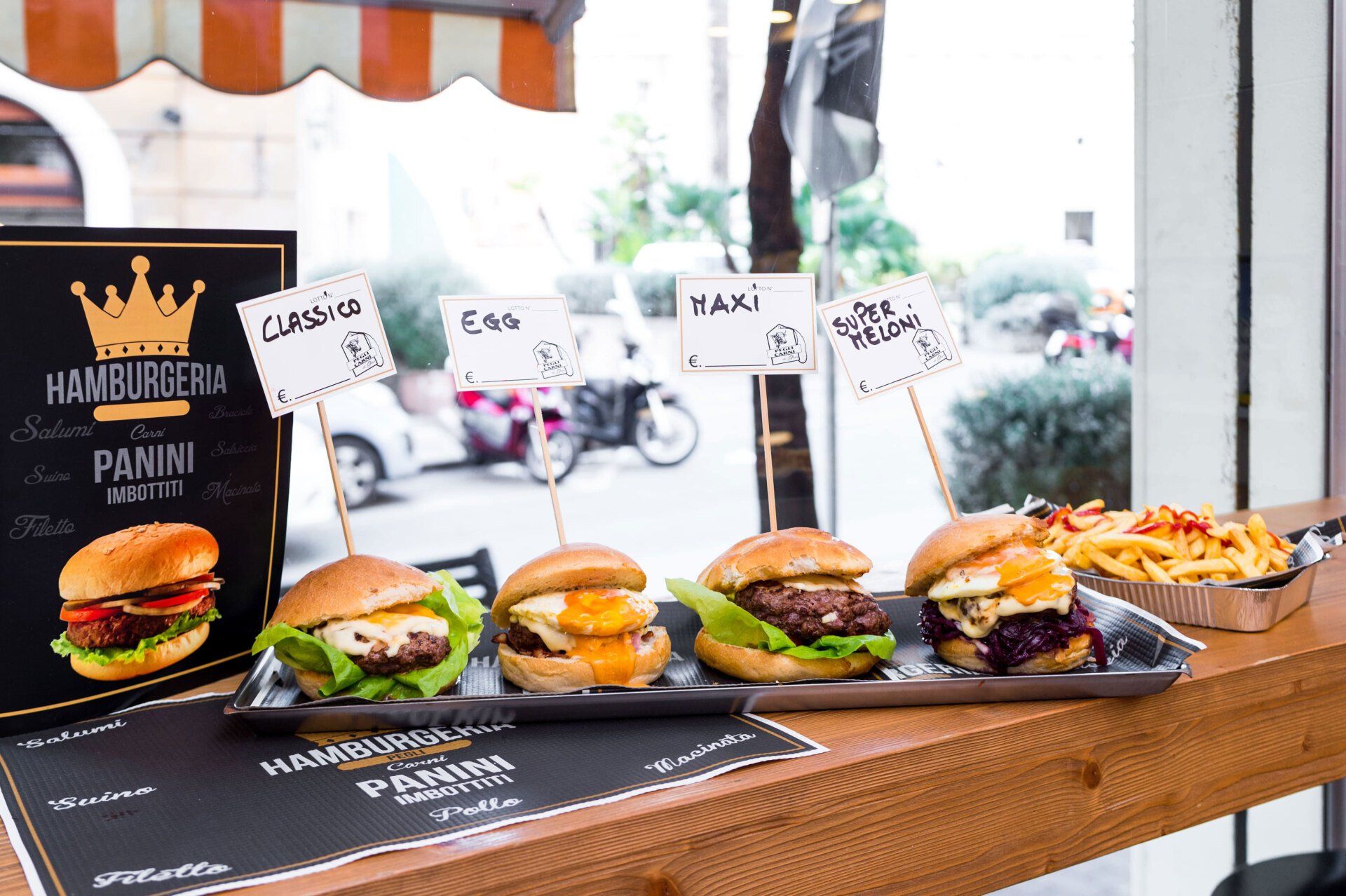 hamburger e patatine fritte