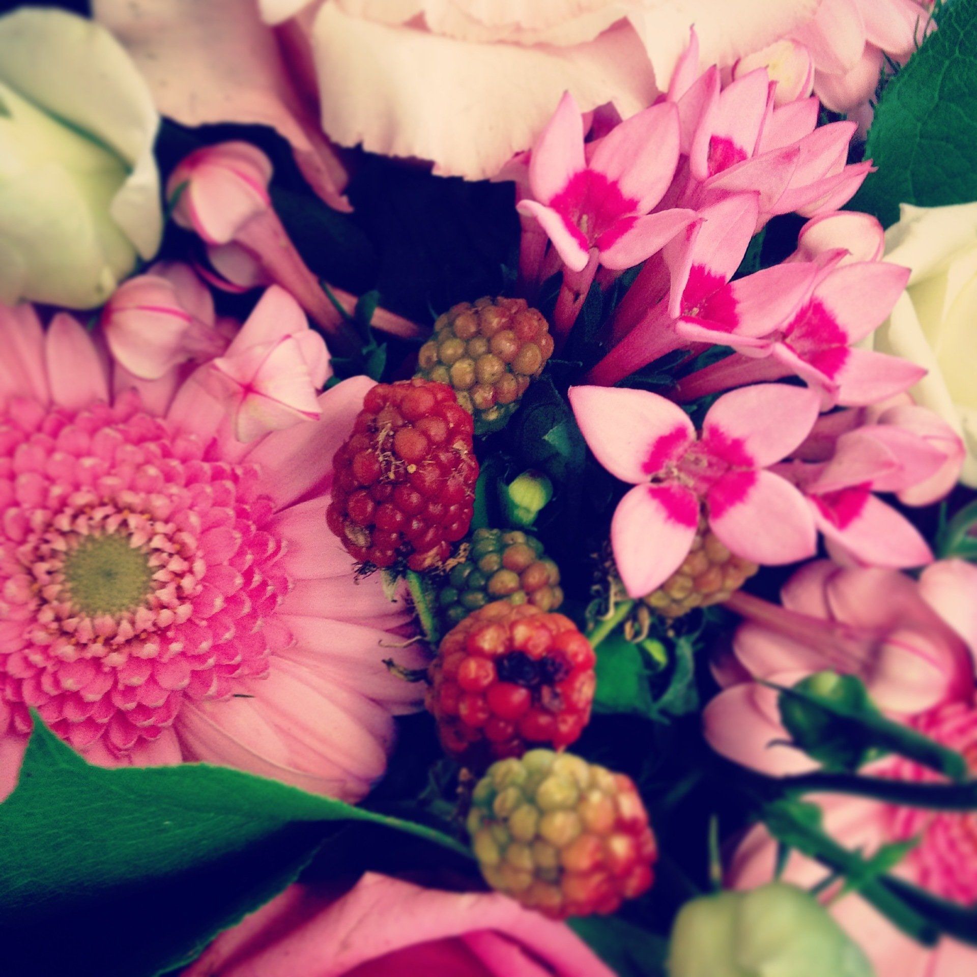 Un mazzo di fiori tra cui rose gialle e margherite