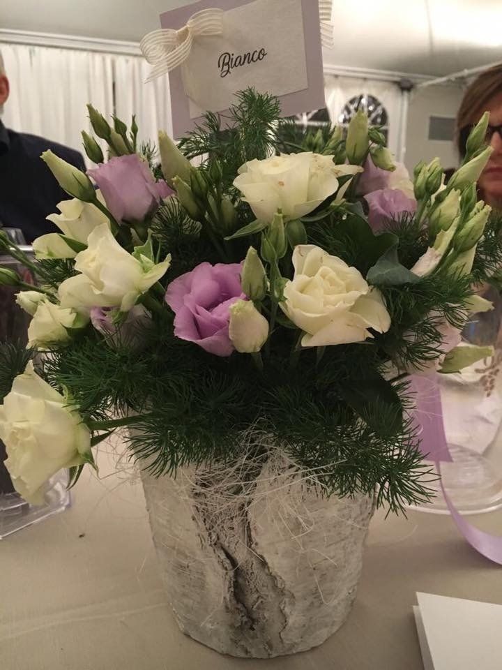 Un tavolo con fiori e foglie sopra