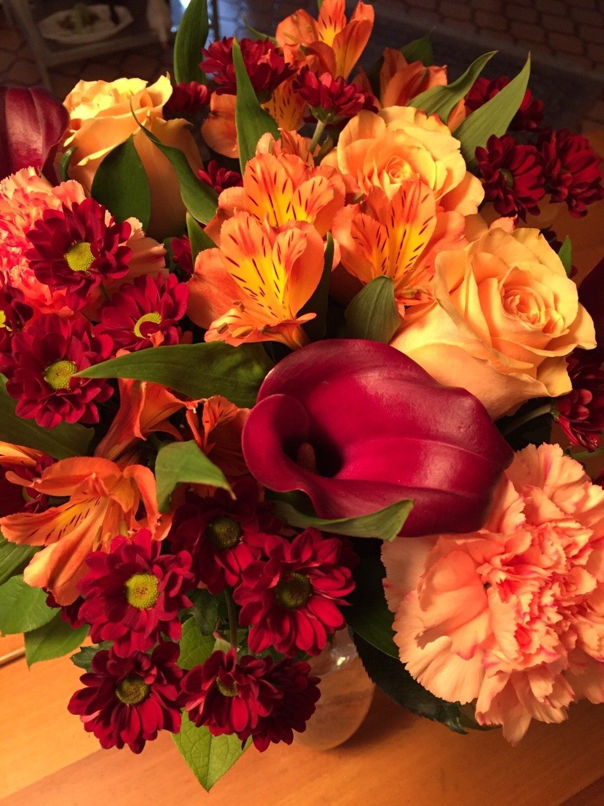 Un tavolo con fiori bianchi e candele sopra.