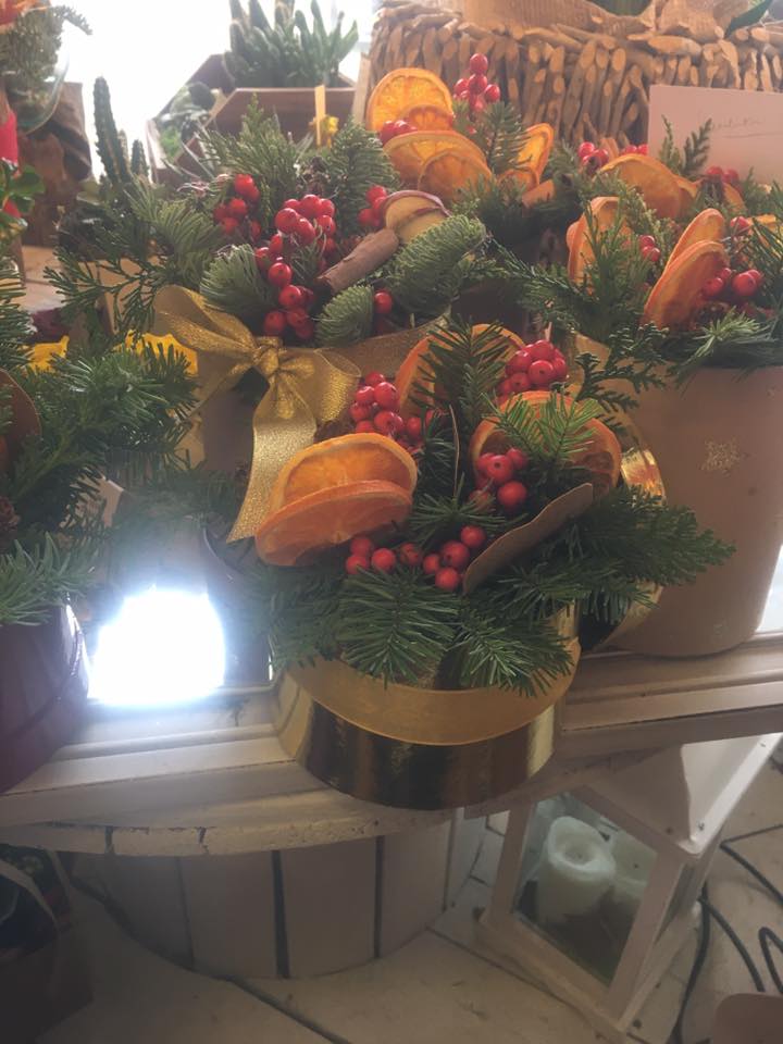 Un mucchio di decorazioni natalizie sono appoggiate su un tavolo.