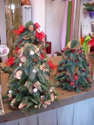 Due piccoli alberi di Natale sono appoggiati su un tavolo
