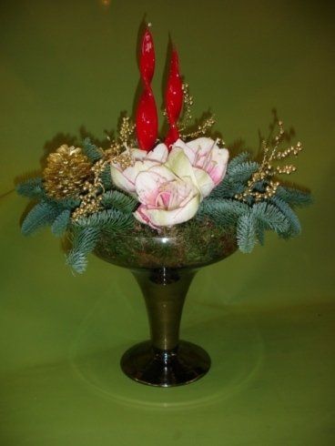 Un vaso pieno di fiori e candele su un tavolo