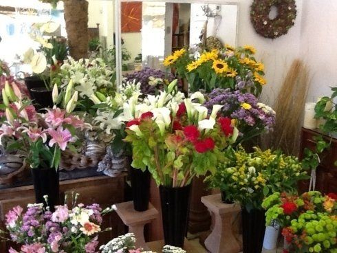 Un mazzo di fiori è esposto in un negozio