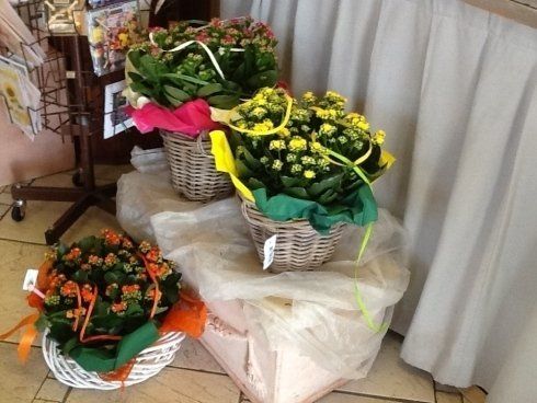 Un mazzo di fiori in cestini su un tavolo