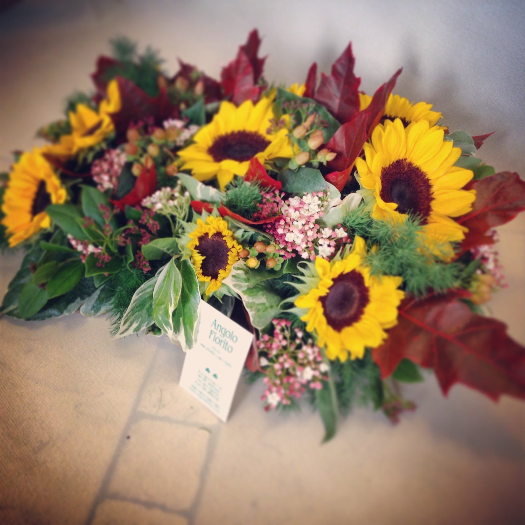 Un tavolo con fiori bianchi e candele sopra.