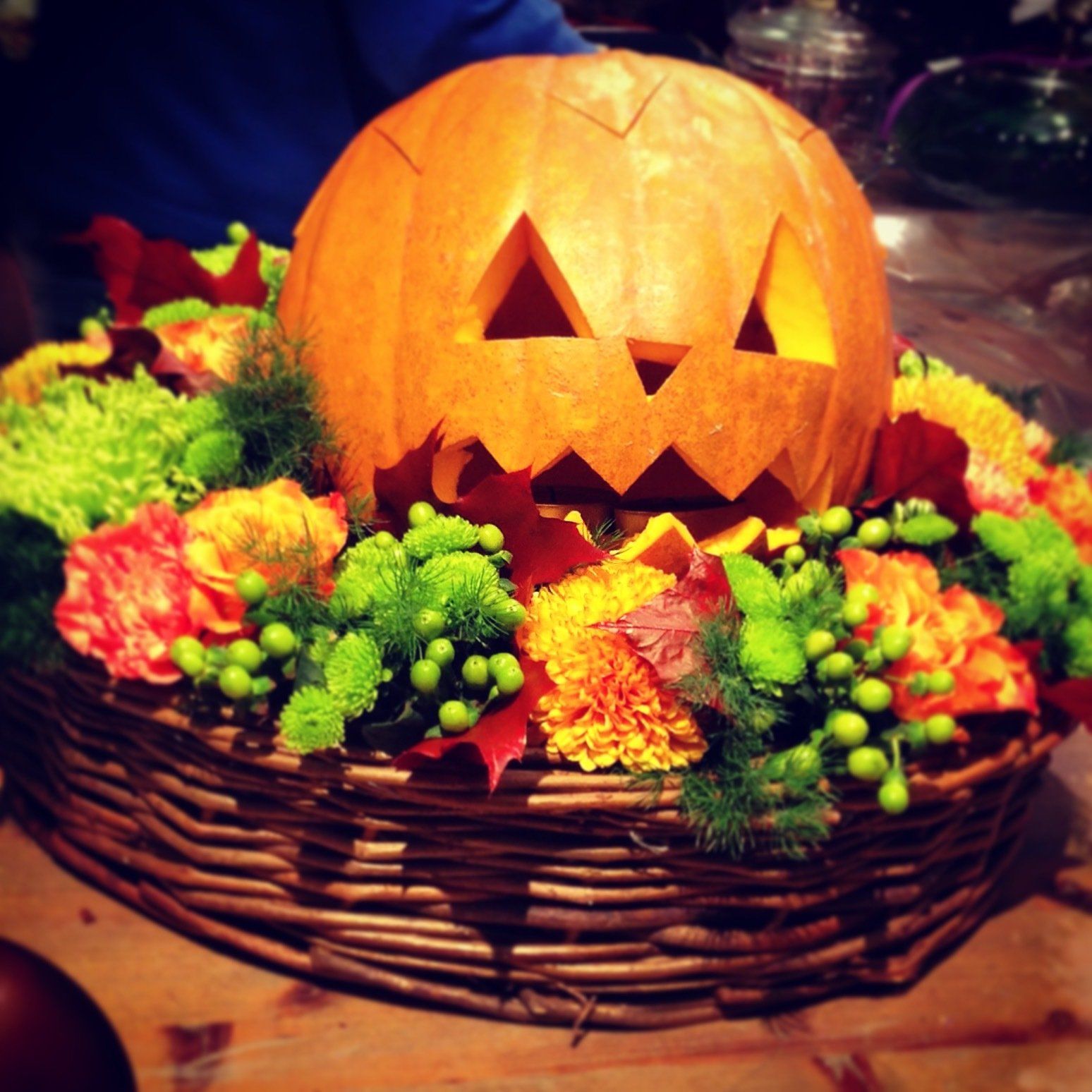 Un negozio pieno di fiori e piante in vaso