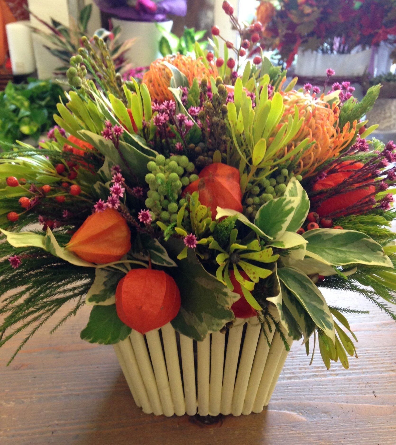 Una donna tiene in mano un mazzo di fiori.